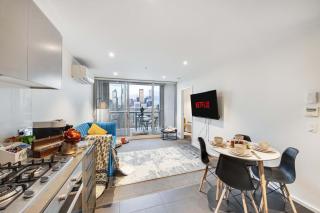 Waterfront Apt with Pool & Views Free Onsite Parking Gym Library - 0