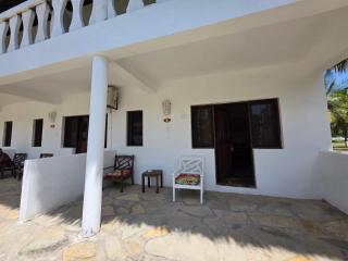 Karibuni, Villa 107, Beachfront Stay with Restaurant, Pool & Bar - 5
