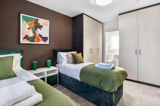 10 Beds l Driveway l 1GBWi-Fi l Pool Table - 1