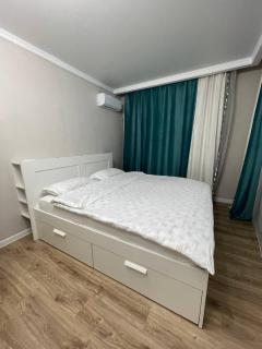 Большая квартира в центре города возле ТРЦ Mega - 4 You - Almaty - 0