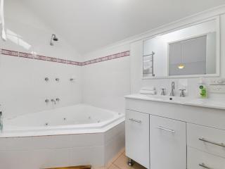 Cascades 15 - Amazing Lake Views l Spa Bath l Split Level Apt l Central Location l Wi-Fi - 3