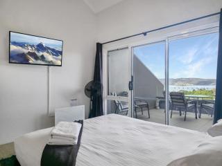 Cascades 15 - Amazing Lake Views l Spa Bath l Split Level Apt l Central Location l Wi-Fi - 2