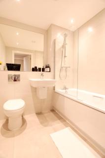Modern 2 Bed, 2 Bath Apt with Ensuite By Avalora Short Lets & Serviced Accommodation Salford, Near Tram Central Manchester, Train station, Parking - 6