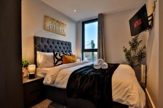 Modern 2 Bed, 2 Bath Apt with Ensuite By Avalora Short Lets & Serviced Accommodation Salford, Near Tram Central Manchester, Train station, Parking - 8