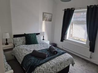 Stylish Ashbourne townhouse near the Peak District and Alton Towers - 8