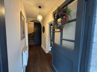 Spacious 4-Bed Cottage with Hot Tub&Parking - 3