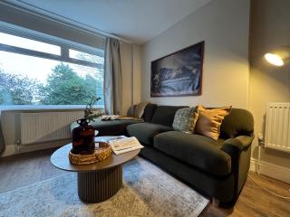 Spacious 4-Bed Cottage with Hot Tub&Parking - 6