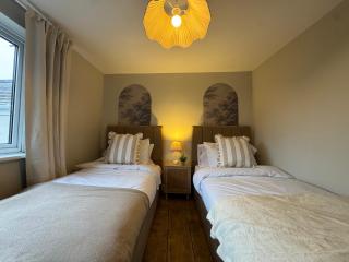 Spacious 4-Bed Cottage with Hot Tub&Parking - 8