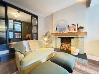 Spacious 4-Bed Cottage with Hot Tub&Parking - 2