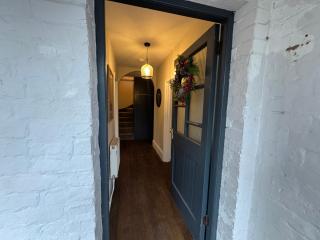 Spacious 4-Bed Cottage with Hot Tub&Parking - 4