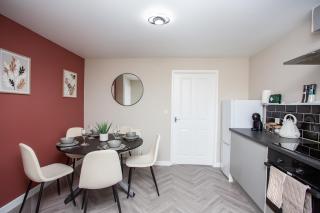 Vacant Nest Cleveland Close Central Parking - 3