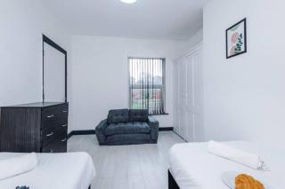Leeds Urban Escape Bright & Spacious 3BR Stay - 4