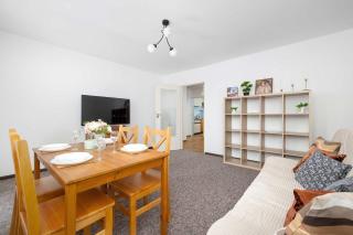 Cozy Apartment with Balcony in Cracow by Noclegi Renters - 9