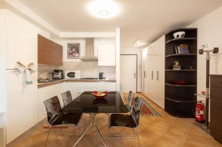 Free Parking & City View Capitolina Apartment - 8