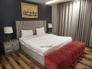 Zameen Opal Comfort Suite Apt For Families and Couples - Lahore - 0