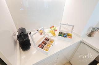 Stunning 1BR with Panoramic City Skyline View - 4