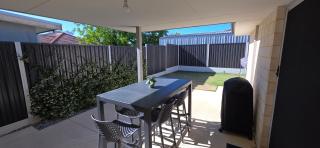 Modern Bassendean Abode - 9