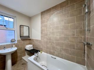 The Lily•Central Beeston•Private Apartment•SmartTV•Free Wi-Fi•Tram• - 3