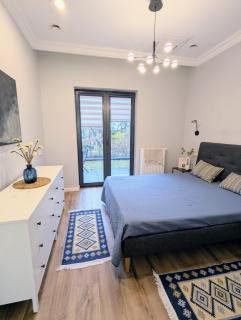 City Center Gem Huge Patio, AC & Modern Design - 4