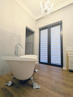 City Center Gem Huge Patio, AC & Modern Design - 3