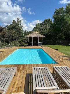 Holiday Home With Outdoor Pool, Great Location - 8