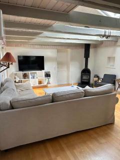 Holiday Home With Outdoor Pool, Great Location - 6