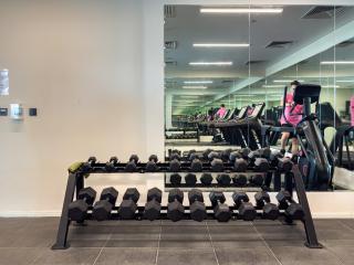 Fully Furnished 1 BDR in Masdar City - 5 min to Airport - 10 min to Yas Mall, Ferrari World, Sea World - 2