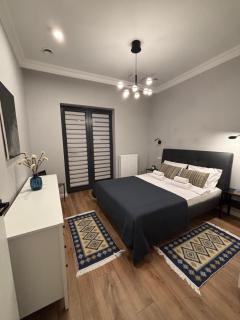 City Center Gem Huge Patio, AC & Modern Design - 0