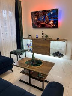 La Luna Premium Deluxe Apartment with Pool & Jacuzzi, Bikes and Covered Parking - 6