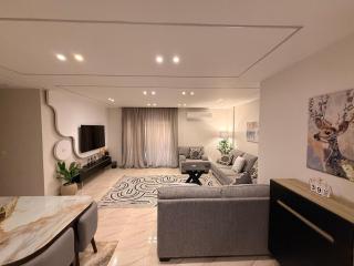Artistic Luxury 3BR Apartment With Garden - Madinaty - 0