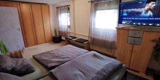 Ganzes Ferienhaus mit 1000qm Garten in Kassel, mit eingerichteter Küche, Bad, Wohnzimmer, 4 Schlafzimmer, 8 Betten, Gratis Parkplätze, BBQ Pavillion, so privat wie zu Hause - Kassel - 9