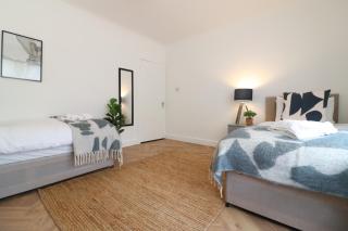 Signature - Oak House - 5