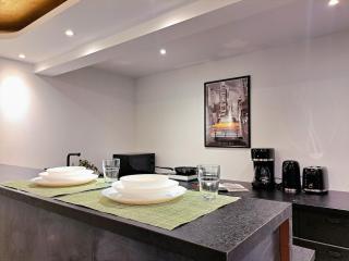 Eclectic Urban Gem w Own Entrance, Near Metro - 4