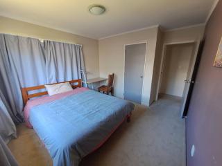 In Remuera with free street carpark, handy close to cuisine restaurant and public transportation - 1