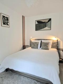 La longère du Moulin, logement T2 indépendant tout équipé avec cuisine, parking individuel avec portail, salon de jardin, belle grande chambre - 9