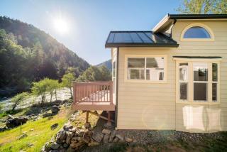 Charming Cottage Rental with Fabulous Views of the Trinity River in Northern California - 0