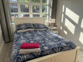 Bright and Central Belfast City Apartment - 8