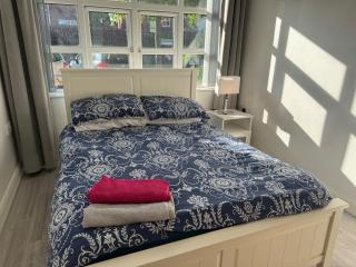 Bright and Central Belfast City Apartment - 6