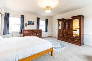 Central Stamford Apartment - Very Spacious - 9