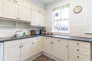 Central Stamford Apartment - Very Spacious - 5