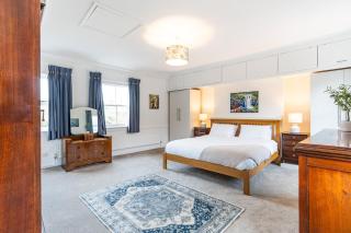 Central Stamford Apartment - Very Spacious - 4