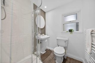 City Centre 2BR Apt with Balcony Access and Free Parking - 9