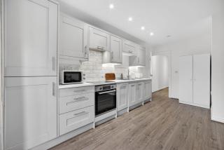 City Centre 2BR Apt with Balcony Access and Free Parking - 7