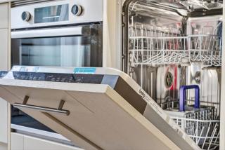 City Centre 2BR Apt with Balcony Access and Free Parking - 6