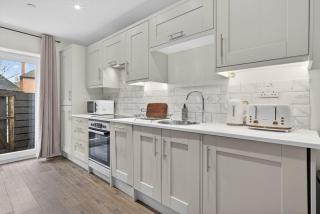 City Centre 2BR Apt with Balcony Access and Free Parking - 4