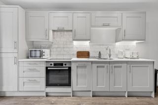 City Centre 2BR Apt with Balcony Access and Free Parking - 1