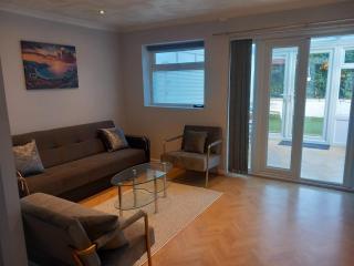 Comfort Haven, Sleeps7, WiFi, Parking, 10 min walk to the beach - 0