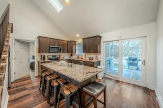 4BR Retreat with Hot Tub and Resort Style Amenities - 4