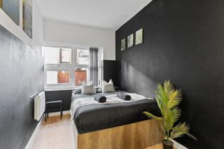 Central Spacious 1-Bedroom Flat - 0
