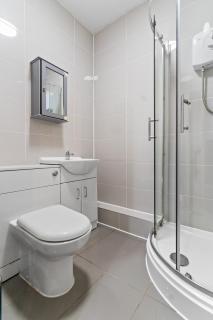Central Spacious 1-Bedroom Flat - 6